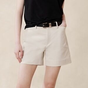 Banana Republic Chino Shorts in Beige, size 10